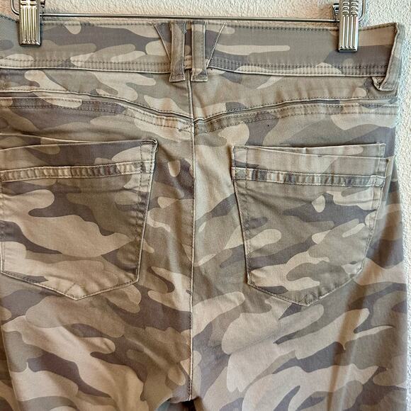 🌴 Democracy Stretch Camo Denim Jeans, Size 10 - Picture 5 of 10